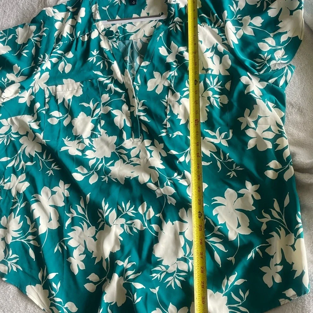 Torrid plus size Floral Teal and White/off white Women's Top Torrid size 6(6x) - Picture 8 of 8